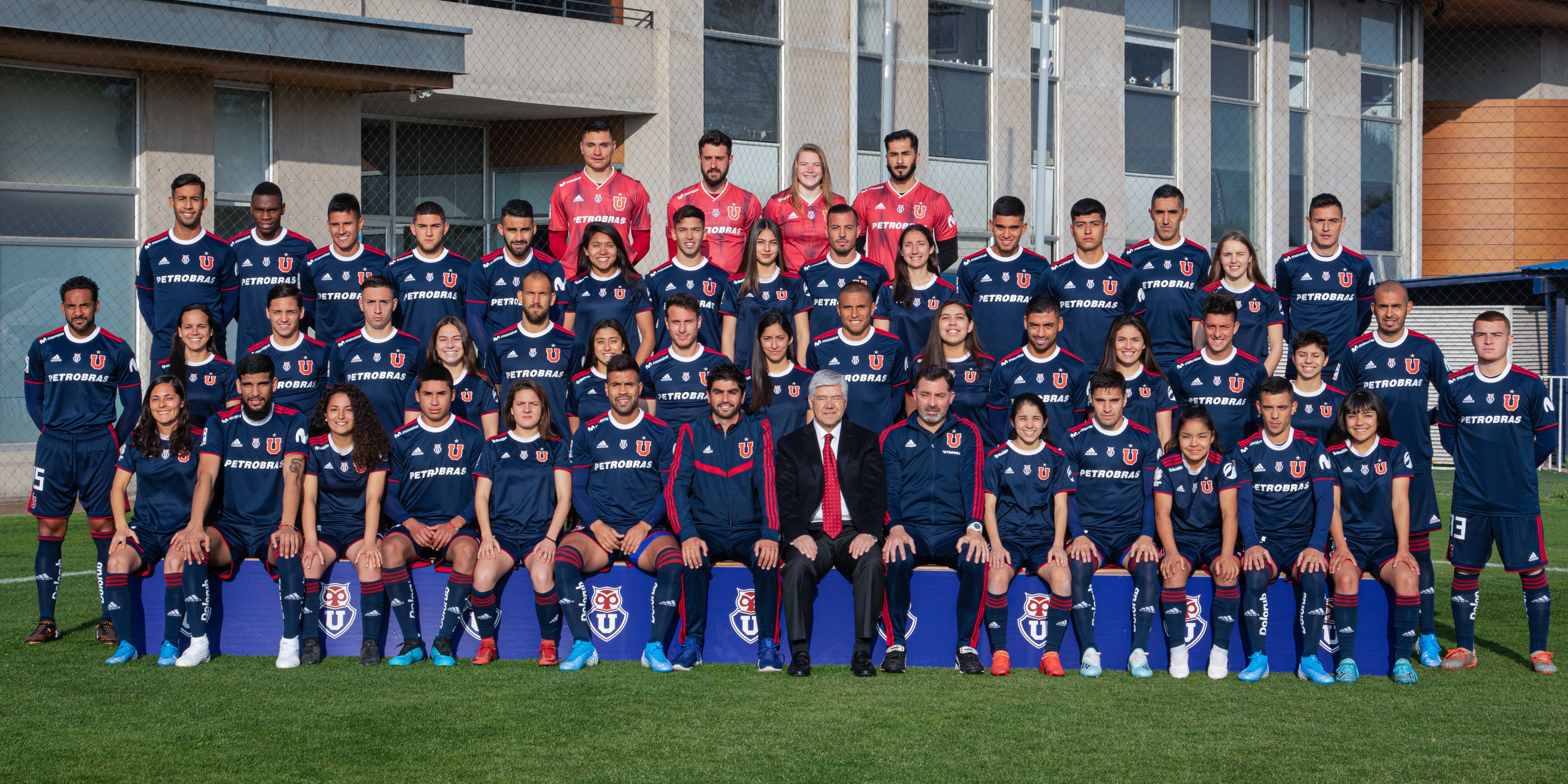 La U generó ola de comentarios por foto oficial con planteles masculino y femenino