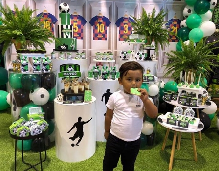 Hijo menor de Arturo Vidal fue invitado al cumpleaños de Mateo Messi y conoció a su ídolo