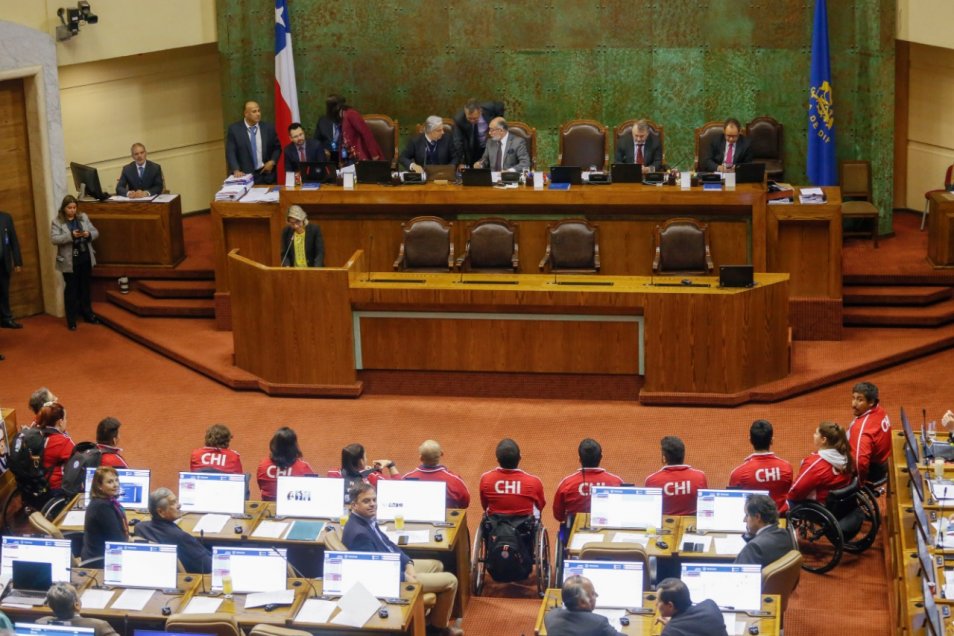 Diputada Erika Olivera encabezó homenaje a deportistas paralímpicos en el Congreso