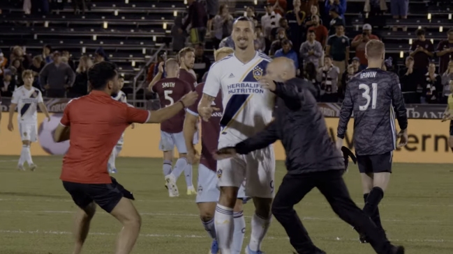 ¡Intocable! Dos hinchas hicieron de todo por alcanzar a un inmutable Zlatan Ibrahimovic