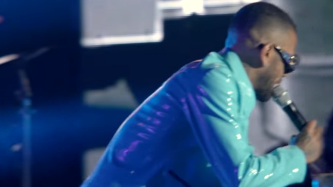 Dani Alves causó sensación al cantar en concierto de artista brasileño