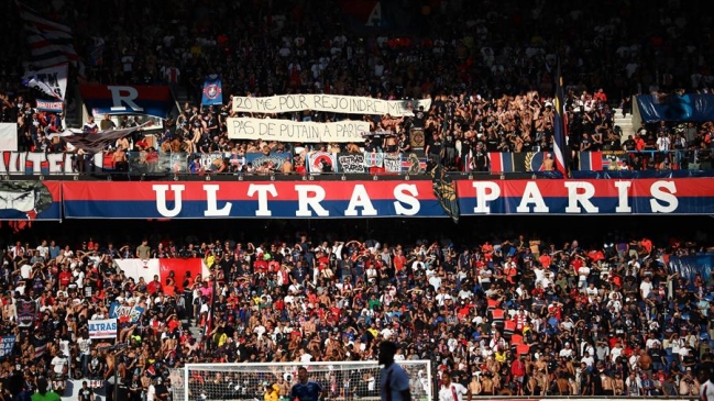 Hinchas de PSG exhibieron con pancartas su descontento con Neymar
