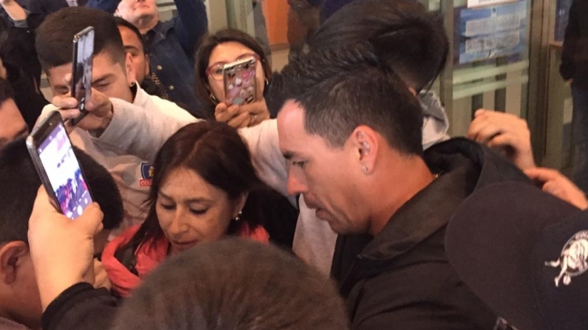 Colo Colo y Paredes provocaron furor en su arribo a la Región del Bío Bío para enfrentar a U. de Concepción