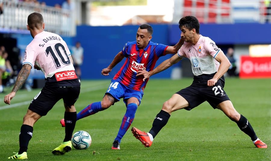Fabián Orellana aportó con una asistencia en caída de Eibar ante Espanyol