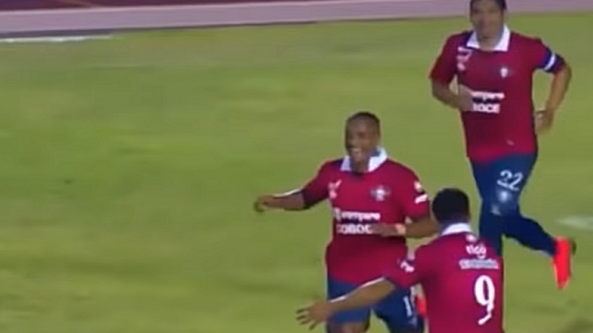 Brasileño Serginho anotó un gol olímpico en la liga boliviana