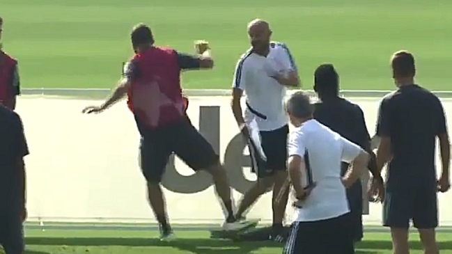 Gonzalo Higuaín se enojó y pateó a un miembro del cuerpo técnico de Juventus durante la práctica