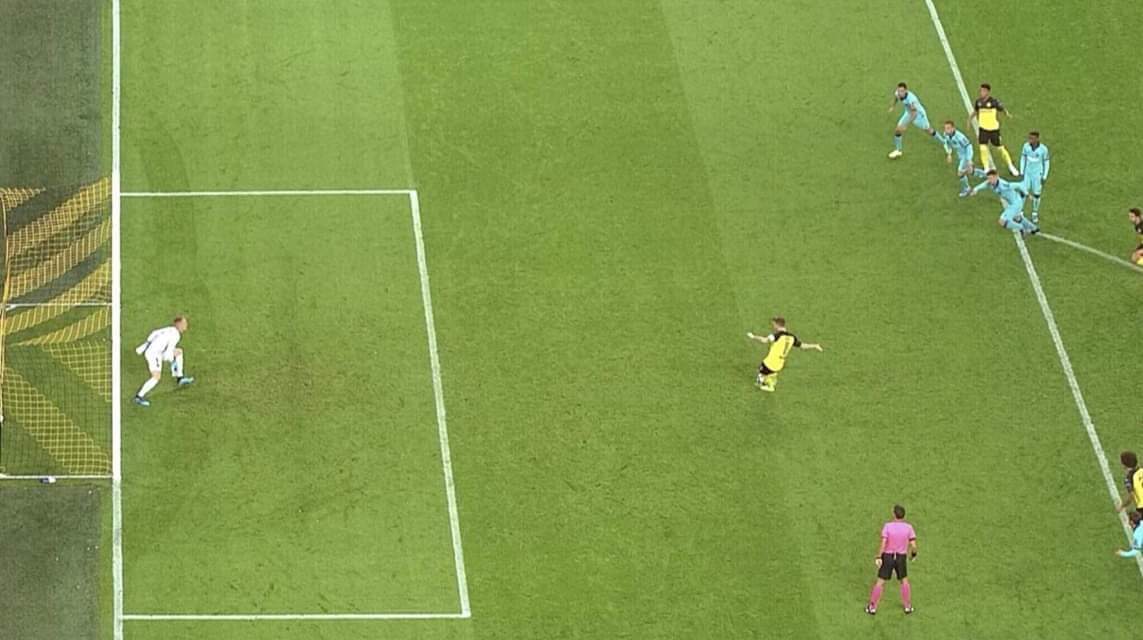 ¿Se debió repetir el penal que Ter Stegen le atajó a Marco Reus en Champions?