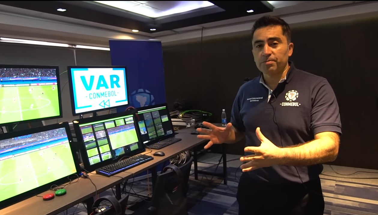 El árbitro chileno Carlos Astroza protagonizó videos de Conmebol que explican el uso del VAR