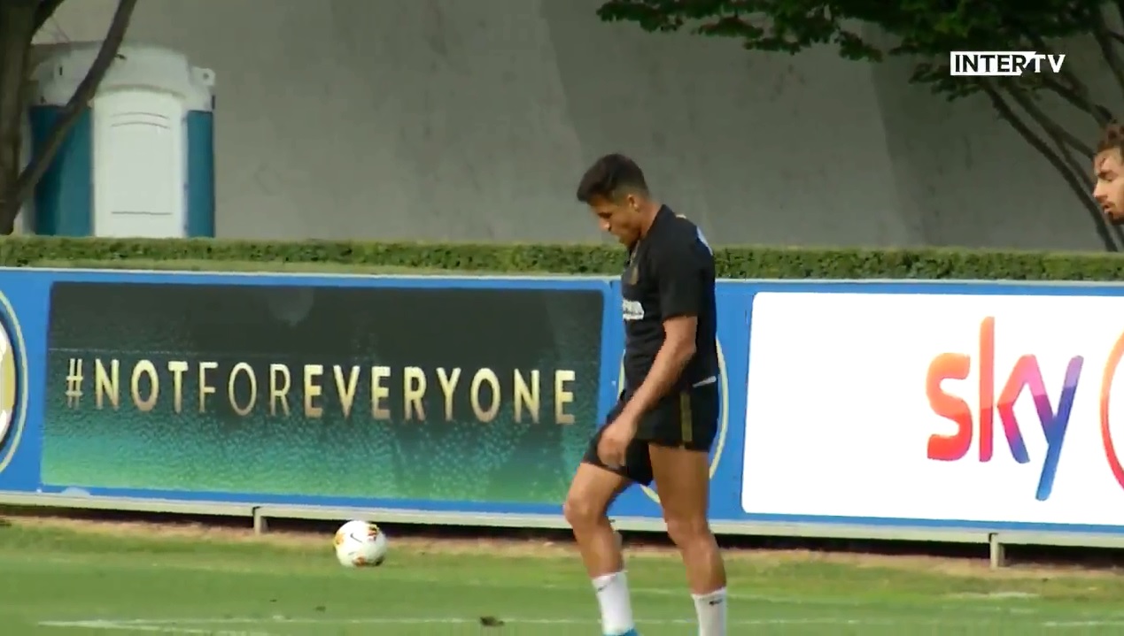 Alexis Sánchez anotó un golazo de “palomita” en partido de entrenamiento de Inter
