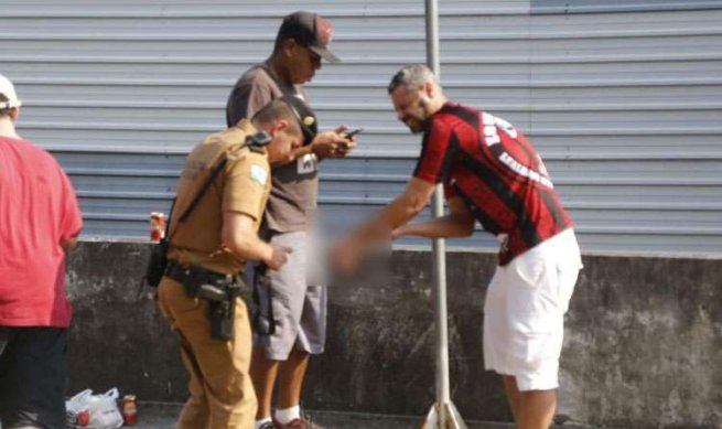 Imágenes sensibles: Hincha brasileño perdió su mano por explosión de una bomba de estruendo