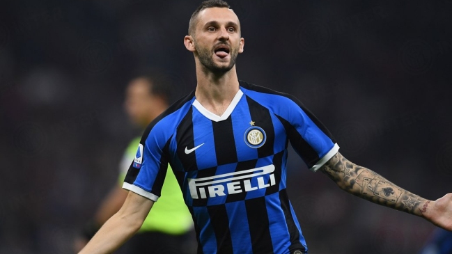 Marcelo Brozovic adelantó a Inter sobre Milan con un gol que requirió asistencia del VAR
