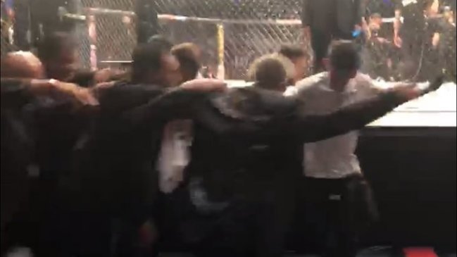 Pelea estelar de la UFC duró 15 segundos y los aficionados estallaron por la frustración