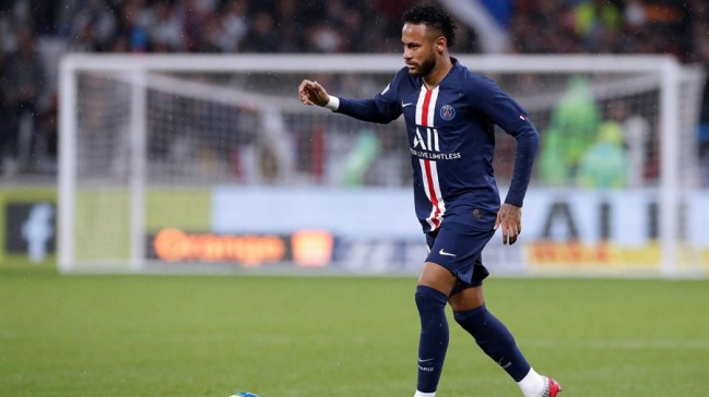 Hasta una salchicha le arrojaron a Neymar en duelo de PSG