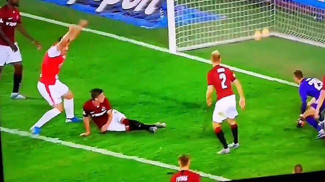 El insólito autogol con el trasero que fue anotado en el derbi de Praga