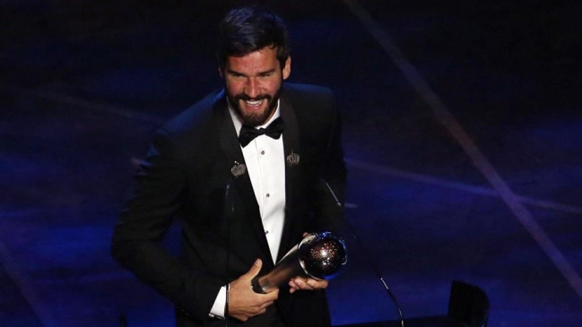 Alisson fue al baño justo cuando iba a ser premiado y desató las risas en los The Best