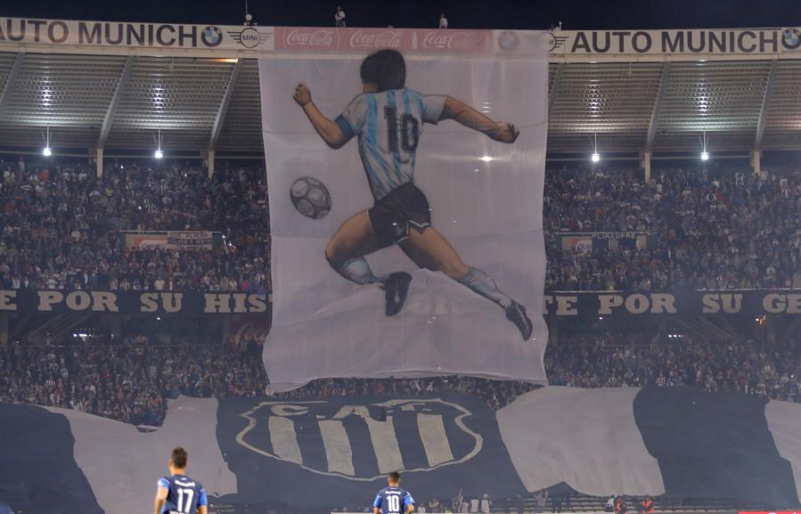 El homenaje de Talleres a Diego Maradona previo a enfrentarlo en la Superliga