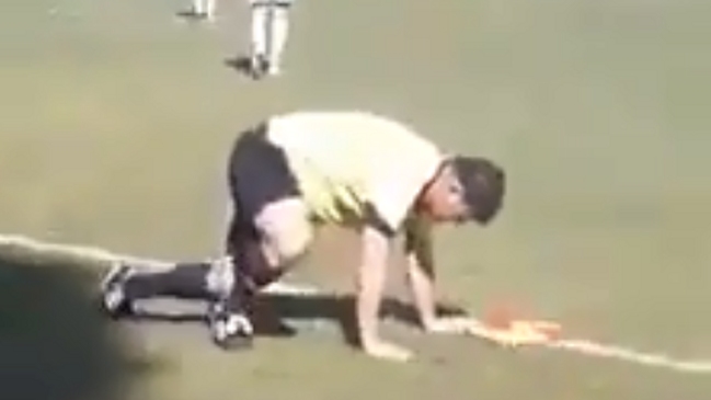 ¡Insólito! Árbitro asistente fue captado ebrio en un partido de la cuarta división de República Checa