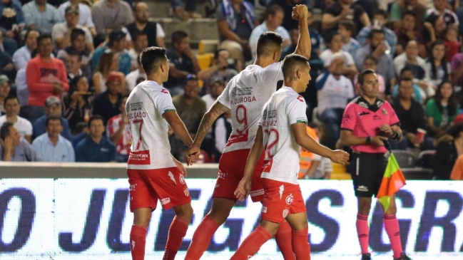 Necaxa doblegó a Querétaro con presencia de chilenos y retomó el liderato en México