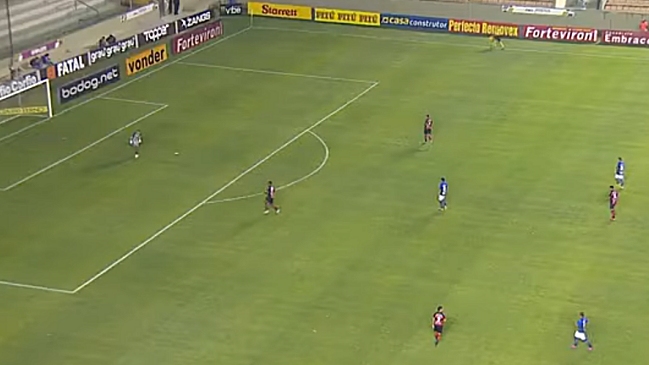 Falló el cálculo en el peor momento: El horrible autogol en la Serie B de Brasil