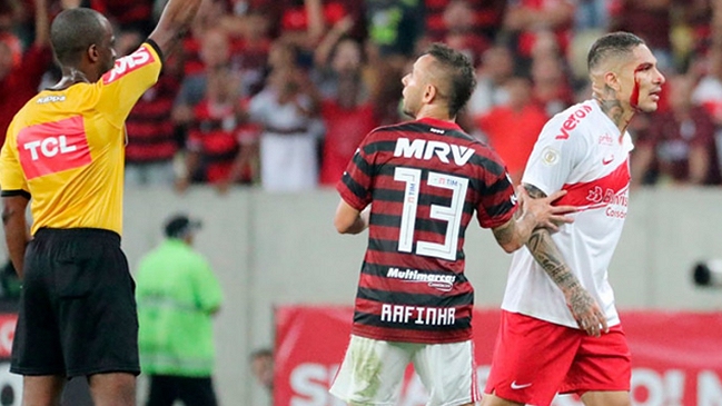 Paolo Guerrero sufrió un corte en el rostro y fue expulsado en visita de Inter a Flamengo