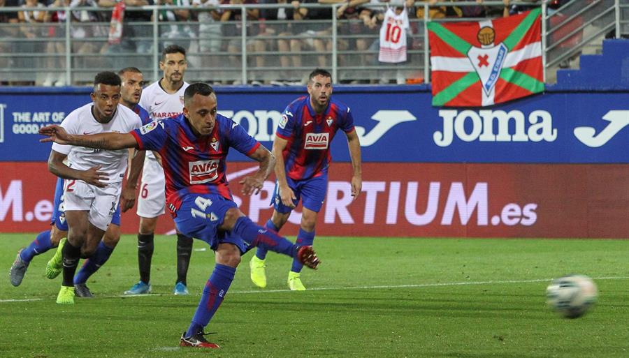 Orellana anotó de penal en triunfazo de Eibar sobre Sevilla en la liga española