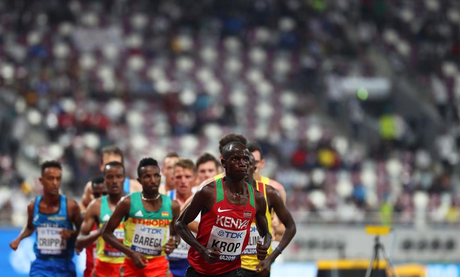 La conmovedora ayuda que recibió un fondista para completar los 5.000 metros en Doha