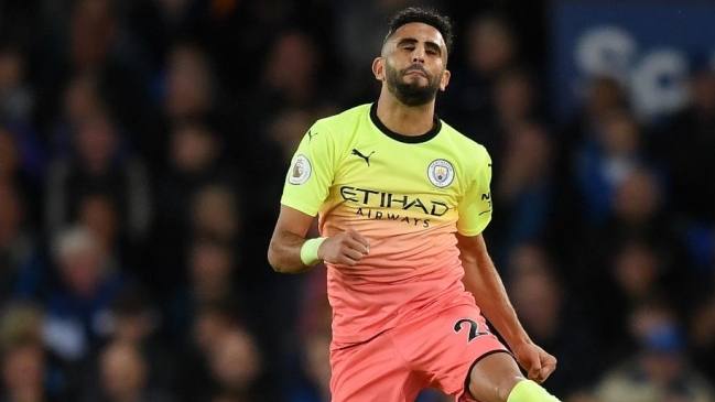 Riyad Mahrez marcó un golazo de tiro libre en triunfo de Manchester City sobre Everton