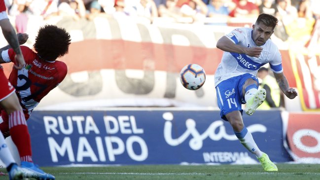 Pinares cerró la goleada de la UC ante Curicó Unido con un notable remate de media distancia