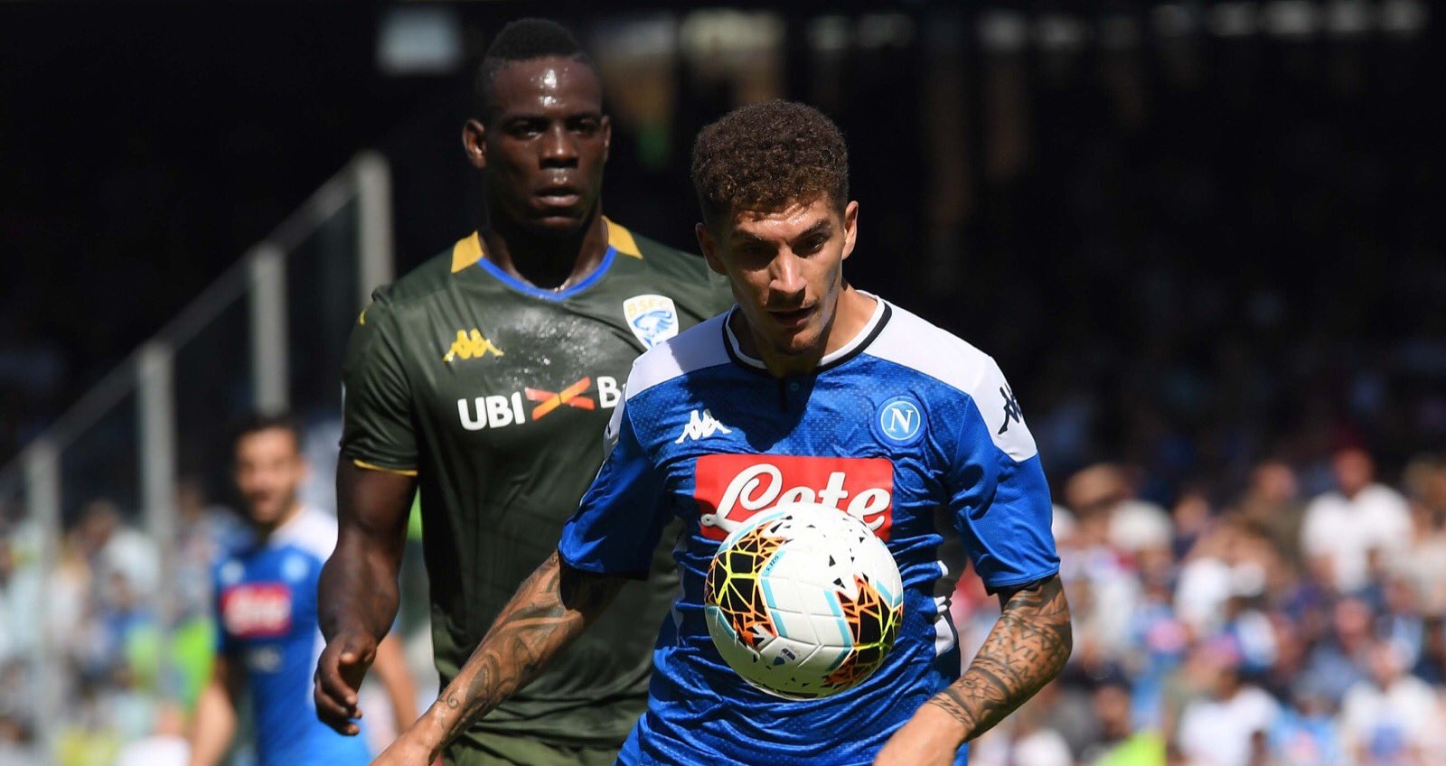 Napoli recortó distancias con Inter al vencer a Brescia de Mario Balotelli