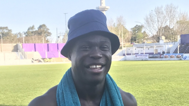 Jugador camerunés causó furor en el fútbol argentino al festejar como “El Negro de WhatsApp”