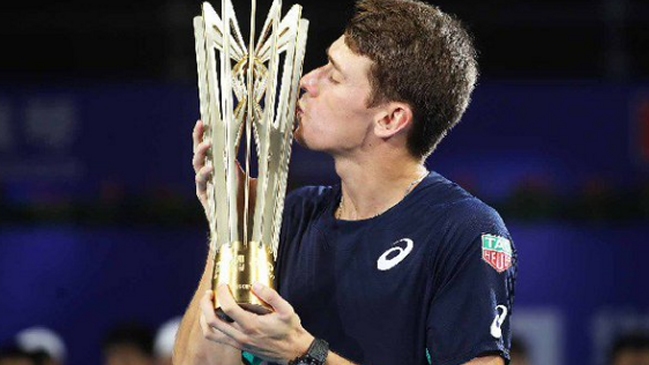 Alex de Miñaur alzó su tercer título de la temporada tras campeonar en Zhuhai