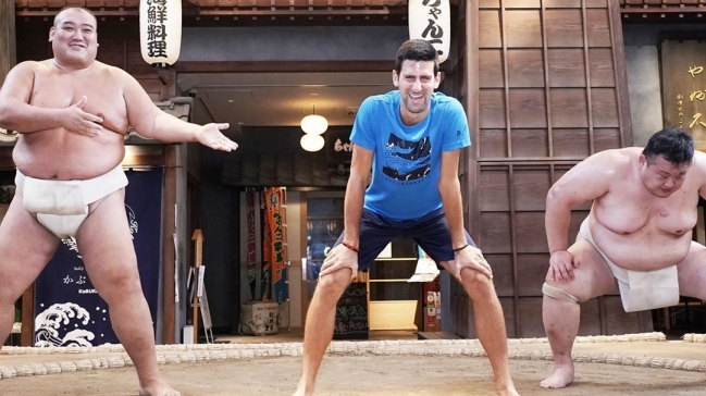 Novak Djokovic probó su fuerza en el sumo y así le fue
