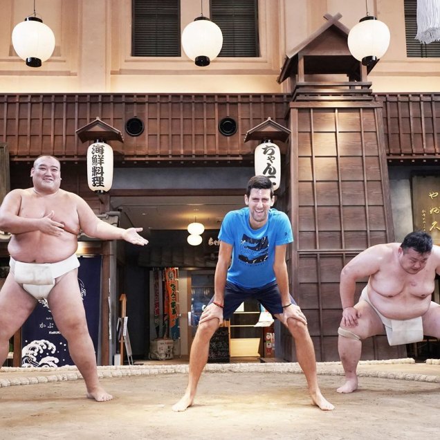 Novak Djokovic se lució practicando sumo en Japón