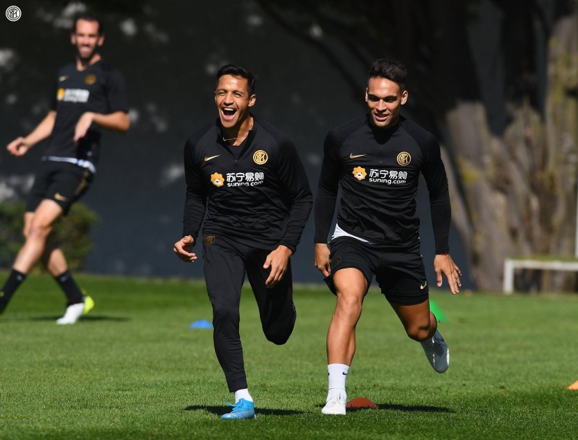 Alexis e Inter de Milán preparan con gran ánimo el duelo ante FC Barcelona
