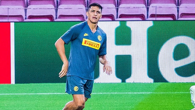 FC Barcelona le dio la bienvenida a Alexis en su regreso al Camp Nou