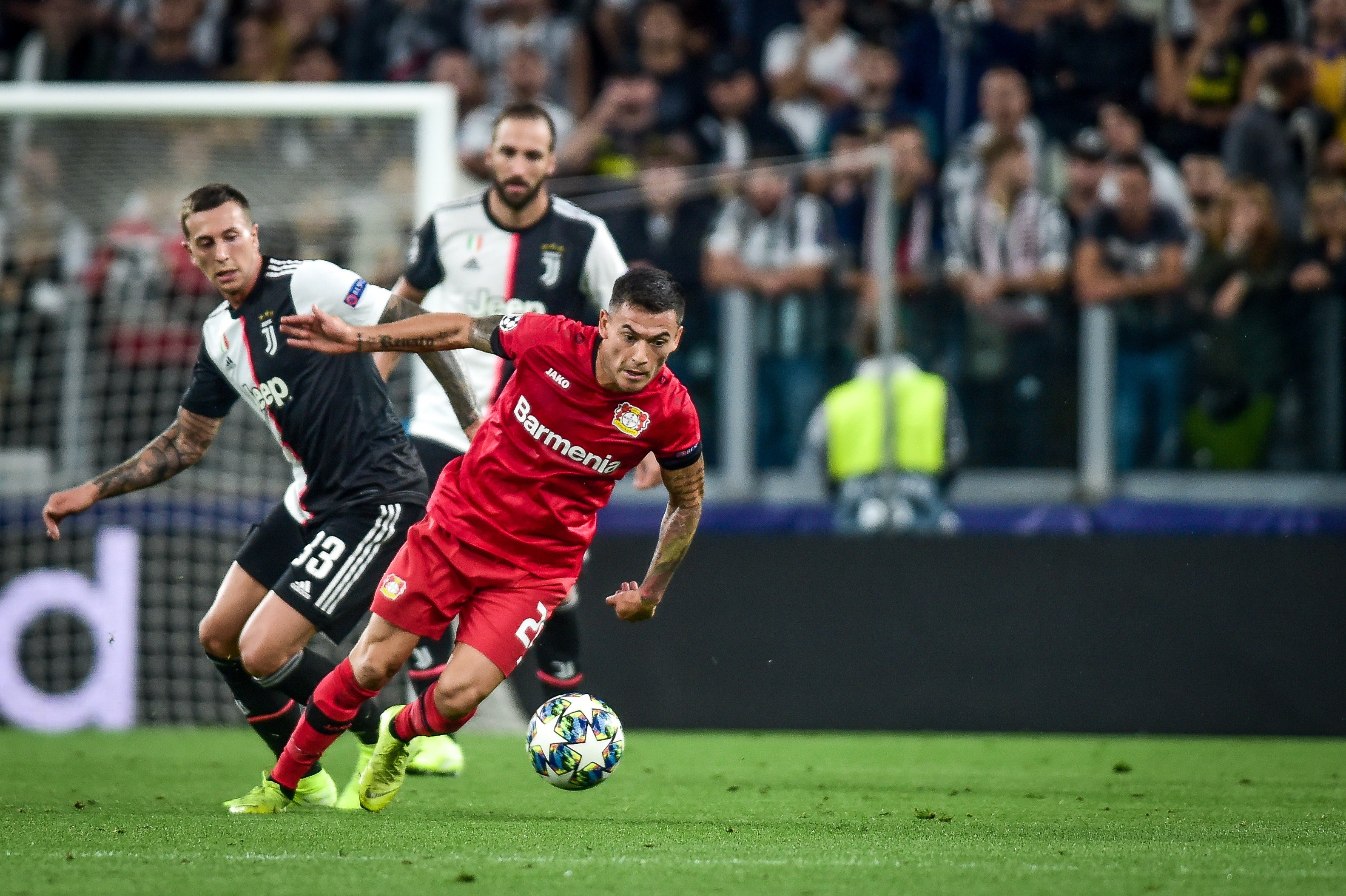 Bayer Leverkusen de Charles Aránguiz sufrió dura caída ante Juventus en la Champions