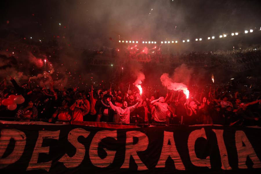 El espectacular recibimiento de los hinchas de River Plate previo al Superclásico