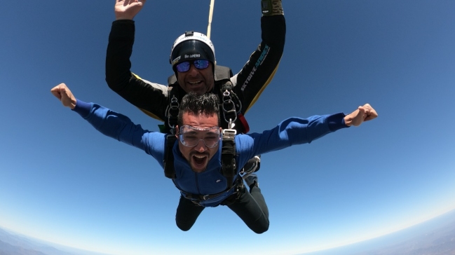 Mark González pagó penitencia lanzándose en paracaídas: “Ha sido lo más extremo que he hecho en mi vida”