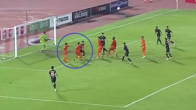 Digna de los “Supercampeones”: La espectacular doble chilena en el fútbol tailandés