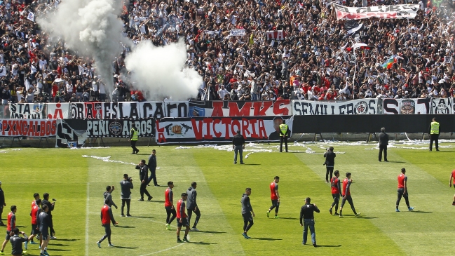 Arengazo fue interrumpido por invasión de hinchas de Colo Colo a la cancha del Monumental
