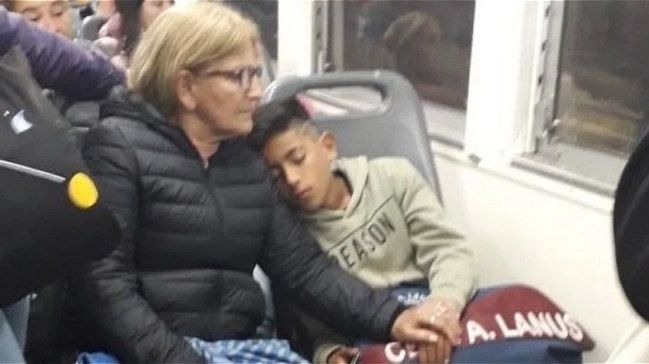 El niño que conmovió al fútbol argentino: viaja dos horas para entrenar con Lanús