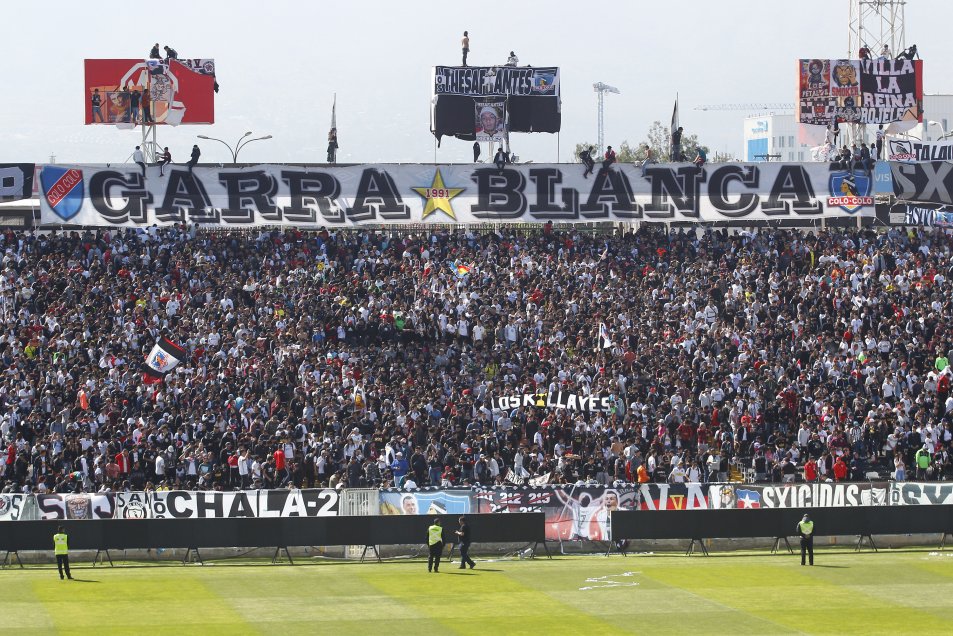 Colo Colo recibió el apoyo de su hinchada en un multitudinario e interrumpido arengazo