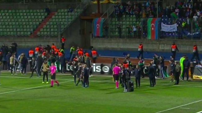 Jugadores de Qarabag trataron de derribar a pelotazos un dron con la bandera de Armenia