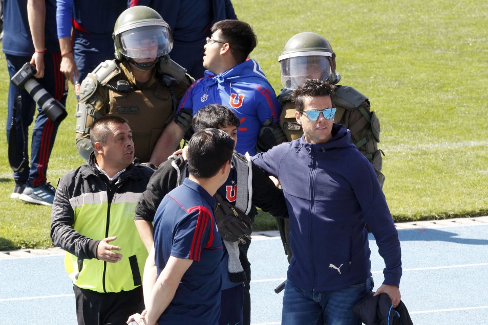 Banderazo de U. de Chile terminó con algunos hinchas detenidos