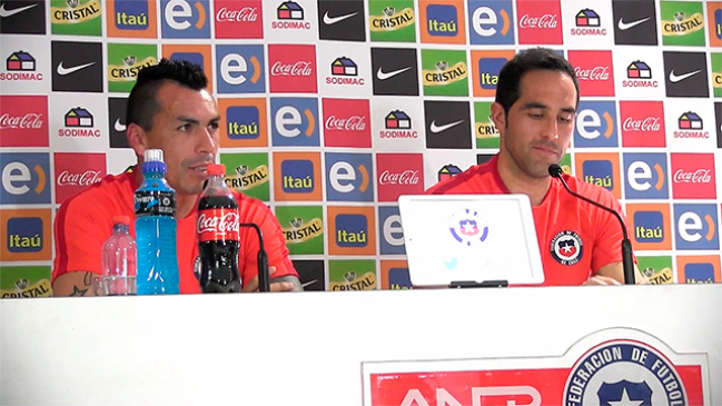 Claudio Bravo felicitó a Esteban Paredes e instó a la U seguir luchando