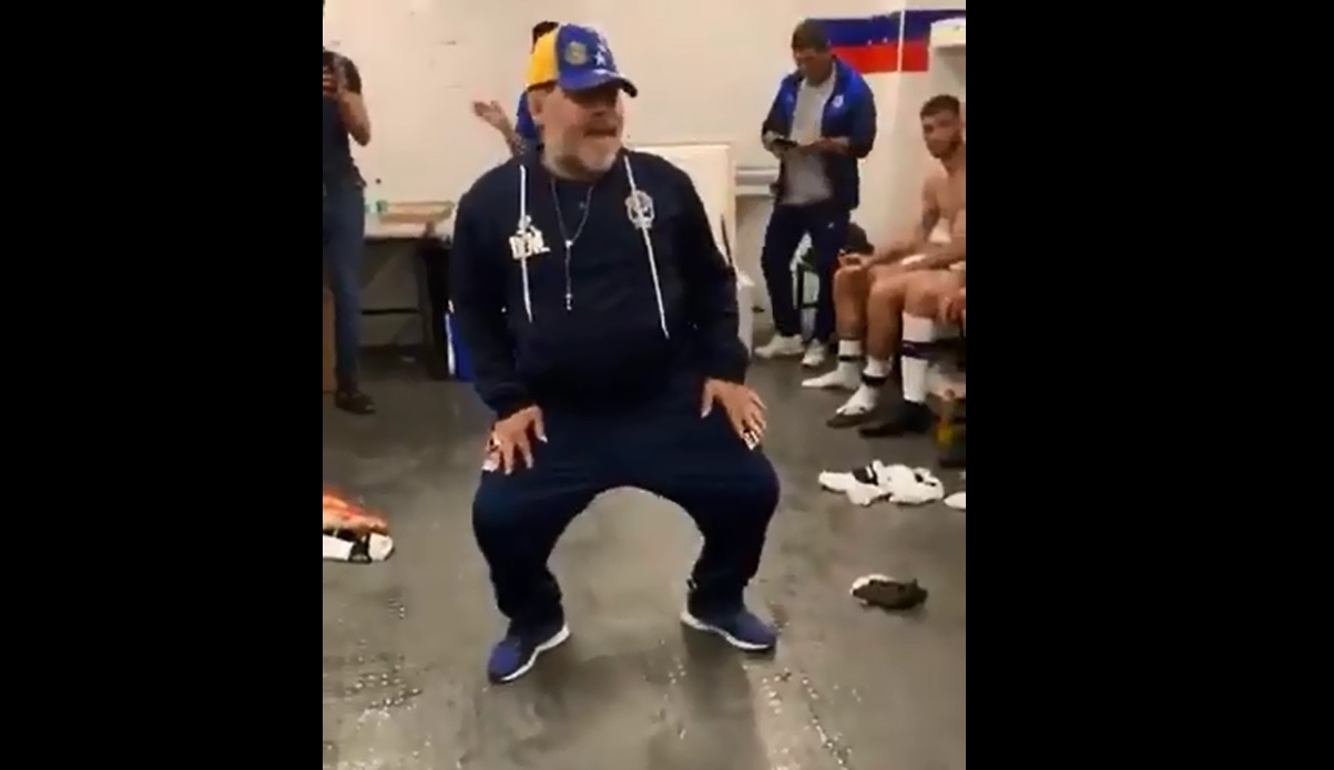 El desatado baile de Diego Maradona tras lograr su primera victoria con Gimnasia y Esgrima
