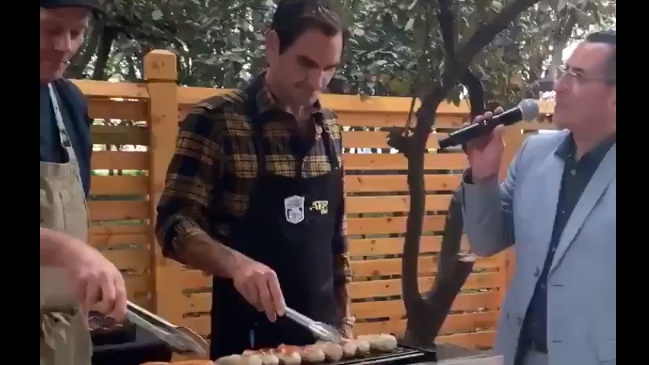 Roger Federer se animó a tomar el mando de una parrilla en China