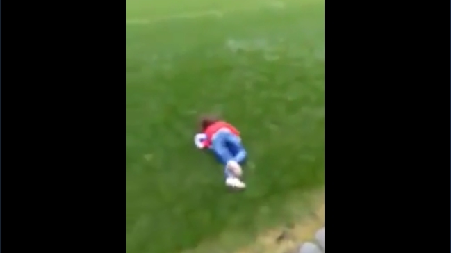 Hincha que saltó a la cancha en duelo de la Roja femenina terminó con una grave fractura