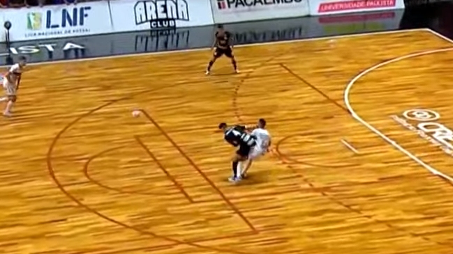 Jugador brasileño de futsal noqueó a un rival con violenta patada