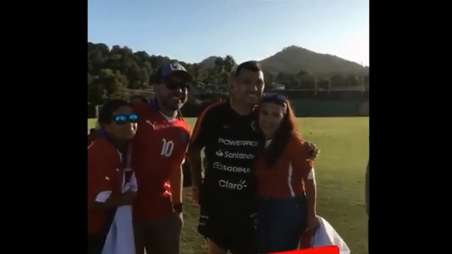 Arturo Vidal, Claudio Bravo y Gary Medel compartieron con hinchas de la Roja